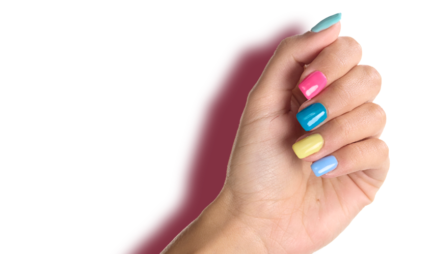 Mano con uñas pintadas